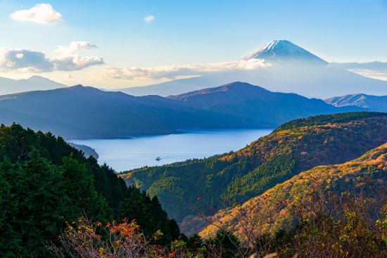 Au pays du soleil levant de Tokyo: Scenic view of Lake Ashi with Fuji mountain background