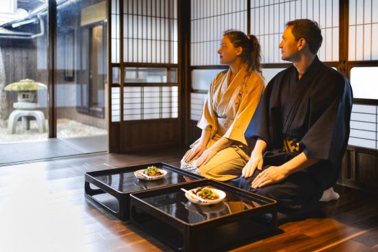 Au pays du soleil levant de Tokyo: Western couple sitting in a traditional Ryokan
