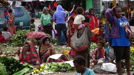 Papouasie – un voyage dans un autre temps de Jayapura: Market in Wamena