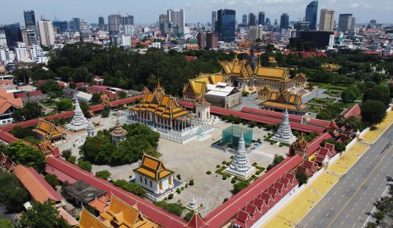 Les hauts lieux du Cambodge de Siem Reap: Aerial view of the Royal Palace complex