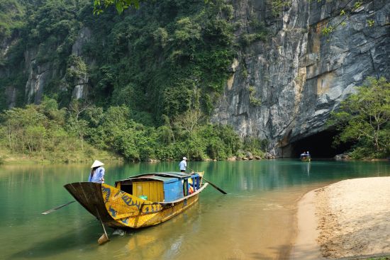 Découverte active du centre du Vietnam de Hué: Phong Nha Ke Bang cave entrance