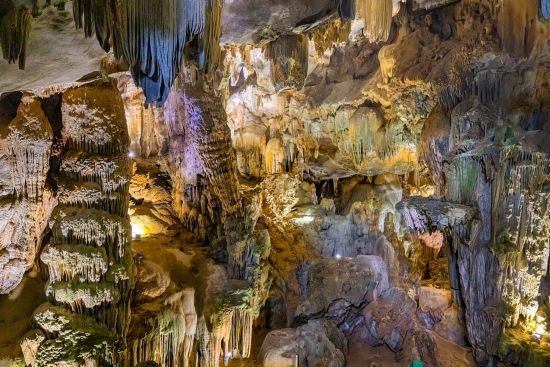 Découverte active du centre du Vietnam de Hué: Tien Son cave in Phong Nha Ke Bang