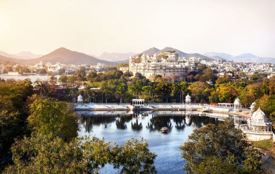 Indien für Geniesser ab Delhi: Udaipur City Palace with Lake Pichola