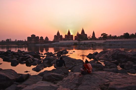 Indien für Geniesser ab Delhi: Orchha: sunset at the river
