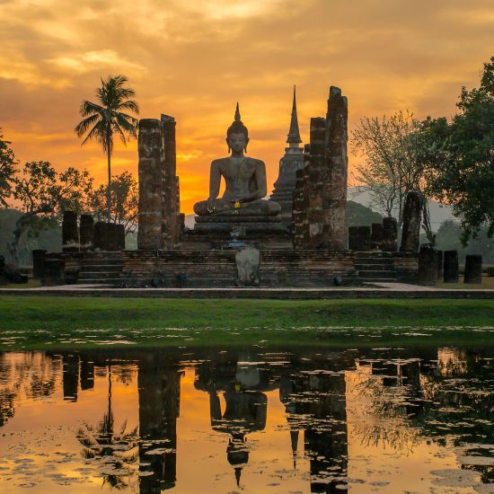 Tout savoir sur les voyages et les vacances en Thaïlande: Sukhothai: Buddha statue in Wat Mahathat temple 