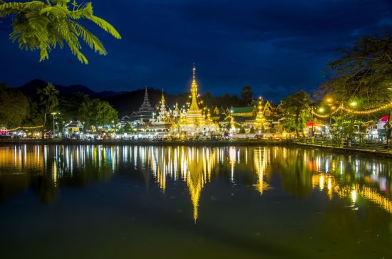 Mietwagen Rundreise Mae Hong Son ab Chiang Mai: Mae Hong Son: Wat Chong Klang (r) and Wat Chong Kham (l) 