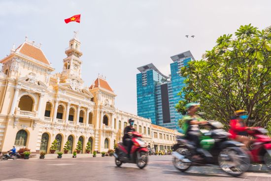 Les hauts lieux du Vietnam de Hanoi: Saigon City Hall with waving Vietnamese flag