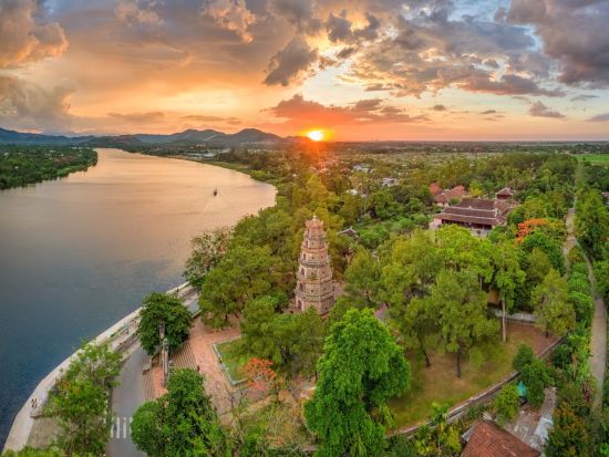 Les hauts lieux du Vietnam de Hanoi: Thien Mu Pagoda on the Perfume River