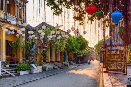 Les hauts lieux du Vietnam de Hanoi: Cozy street decorated with colorful silk lanterns at sunrise