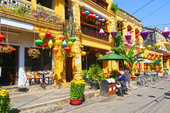 Les hauts lieux du Vietnam de Hanoi: Hoi An Colourful buildings with festive silk lanterns