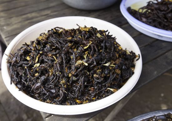 Überland von Phnom Penh nach Angkor: Skun - fried tarantulas