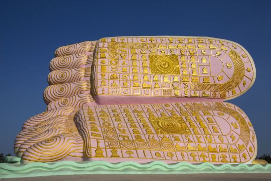 Der magische goldene Felsen ab Yangon: Myanmar Bago Buddha statue