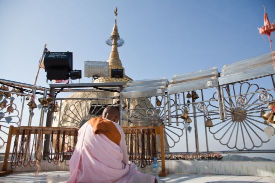 Fascination du sud du Myanmar de Yangon: Golden Rock with praying monk-woman