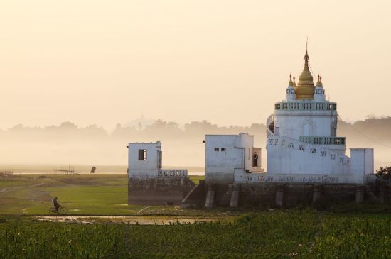 Mythes et légendes du Myanmar de Yangon: Mandalay Pagoda in sunset background
