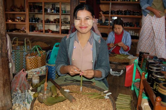 Myanmar aktiv erleben ab Yangon: Inle Lake woman at work