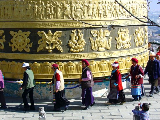 Höhepunkte Yunnans ab Kunming: Zhongdian: Giant prayer wheel at temple