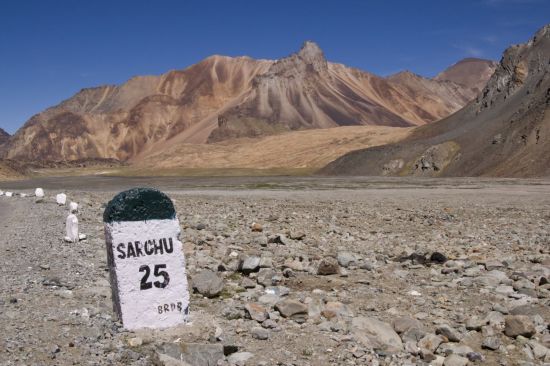 Magie des temples et idylle des montagnes de Delhi: Himalaya: Road between Manali and Leh 25 km to Sarchu