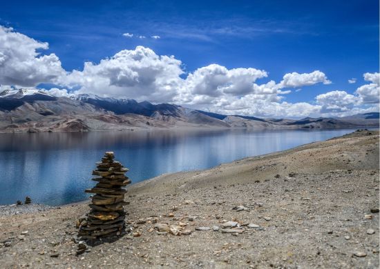Les montagnes spectaculaires de Ladakh de Leh: Ladakh: Tso Moriri
