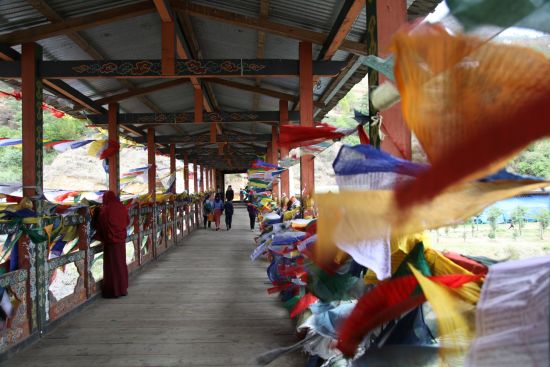 L'Himalaya pour les âmes d'explorateur de Bagdogra: Thimphu: Bridge with prayer flags