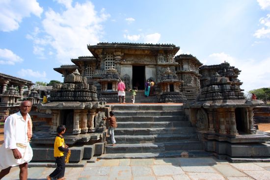 Vielfältiges Südindien ab Kochi: Belur: local tourists in front of temple