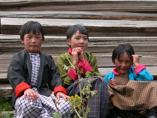 Im Land des Donnerdrachens ab Paro: Kids in Bhutan