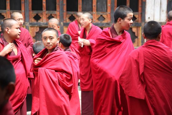 Bhoutan - pays et légendes de Paro: Monks in a temple in Paro