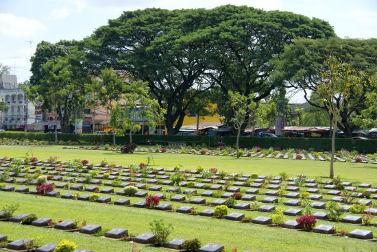 River Kwai Soft Adventure & Elefanten Erlebnis ab Bangkok: Kanchanaburi War Cemetry