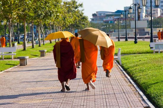Flusskreuzfahrt nach Angkor ab Saigon: Phnom Penh monks walking on the street 