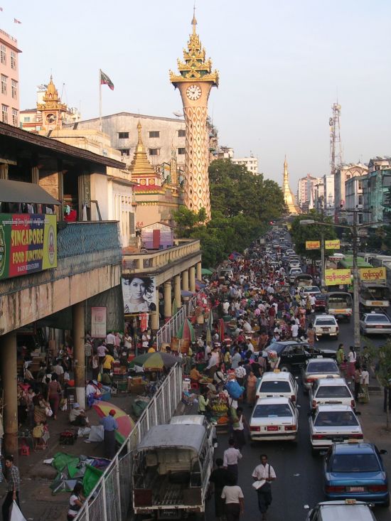 Myanmar aktiv erleben ab Yangon: Yangon: Maha Bandoola Road with Sule Pagoda