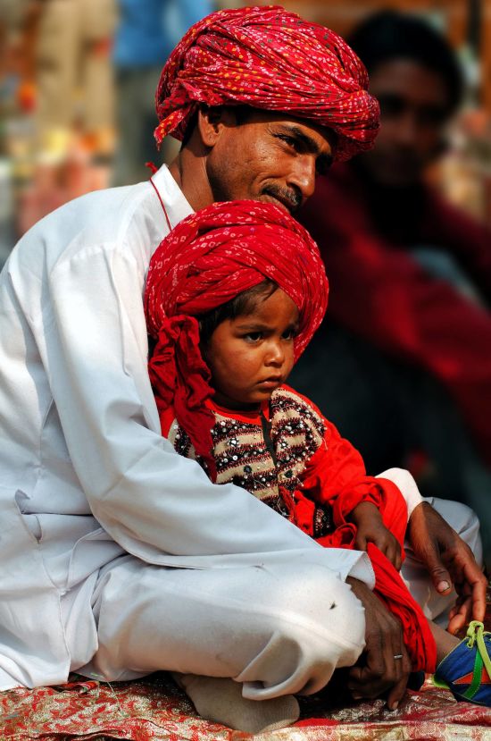 Höhepunkte Rajasthans ab Delhi: Rajasthan: father with child