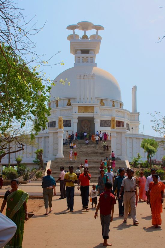 Die Tempel von Odisha ab Bhubaneswar: Shanti Stupa in Dauli