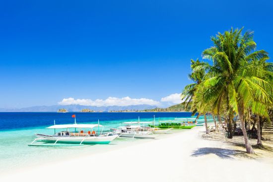D’île en île individuellement aux Philippines de Manille: Boracay Filipino boat in the sea