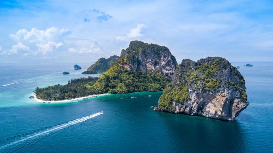 Erlebnis Südthailand ab Bangkok: Panorama Drone aerial picture of Ko Poda (Poda Island) limestone