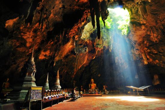 Mietwagen Rundreise in den Süden ab Bangkok: Phetchaburi - Buddha cave at Tham Khao Luang