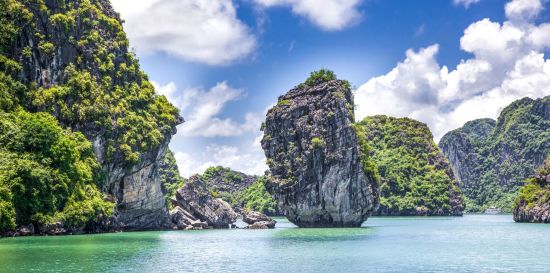 Grosse Indochina Reise ab Hanoi: Halong Bay cruising among beautiful limestone rocks and secluded beaches