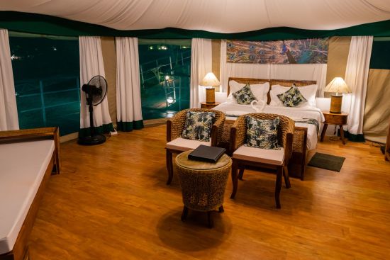 Individuelles Inselhüpfen durch 3 Länder ab Bangkok: room: Floating Tent at Canvas & Orchids Retreat