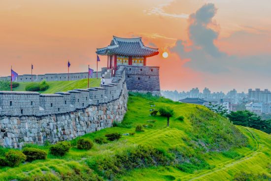 Vielfältiges Südkorea ab Seoul: Sunset at Hwaseong Fortress Suwon