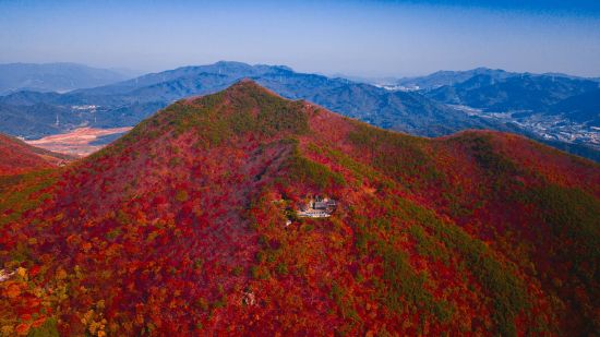Spirituelles Erlebnis «Temple stay» ab Busan: View over Beomeosa temple in the mountains