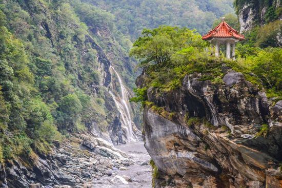 La côte orientale sauvage de Taïwan de Taipei: Taroko Gorge with temple