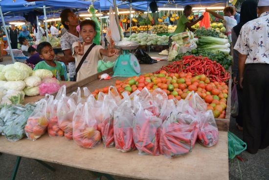 Höhepunkte Borneos ab Kuching: Kota Kinabalu Market