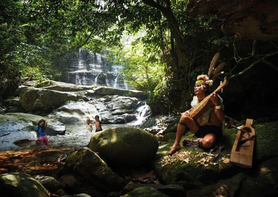 Höhepunkte Borneos ab Kuching: Sarawak Man playing Sape Instrument