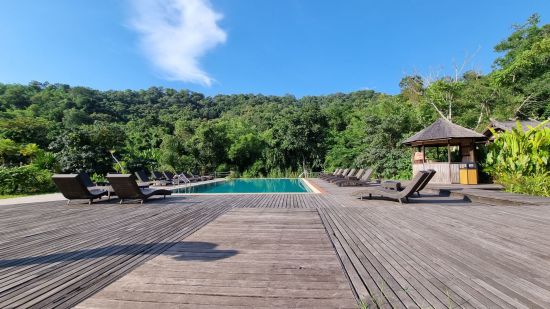 Faszinierendes Nordlaos ab Luang Prabang: Swimming pool in Nam Kat Yorla Pa Resort