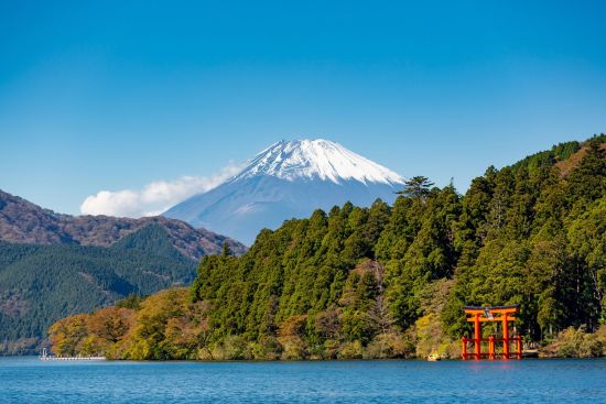 Kontrastreiches Japan ab Tokio: Lake Ashi view in Hakone