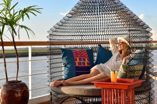Flusskreuzfahrt auf der «Sanctuary Ananda» Mandalay-Bagan: Sanctuary Ananda Sundeck Sunset Cocktail