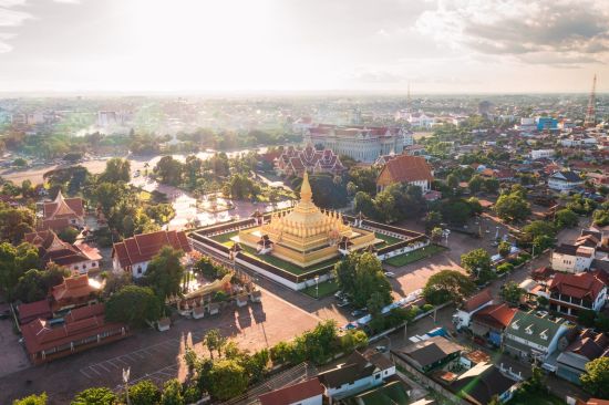 Découverte intense du Laos de Vientiane: Wat That Luang golden stupa