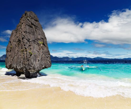 Palawan – une île de rêve: Palawan El Nido tropical beach with bizarre rocks