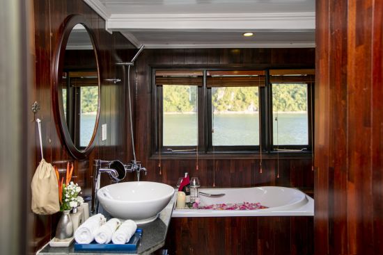 Croisières dans la baie de Halong avec le bâteau privé «Legend Halong» de Hanoi: room: Bhaya Legend 3-Cabin | Bathroom
