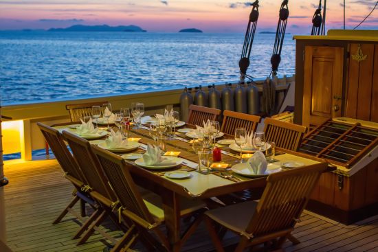 Segeltörn im paradiesischen Mergui Archipel ab Kawthaung: Raja Laut dining on the desk in sunset in Mergui