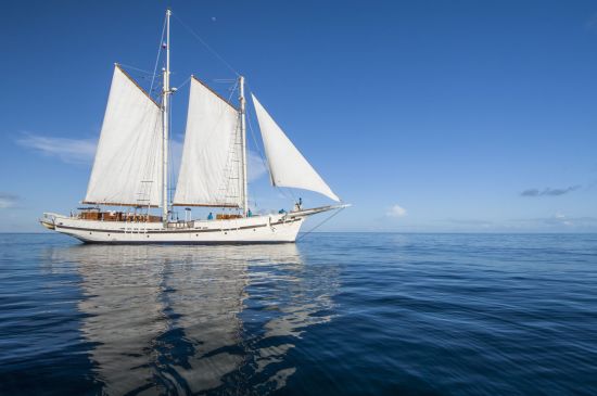 Segeltörn im paradiesischen Mergui Archipel ab Kawthaung: Raja Laut sailing on rippled waters with reflection in Mergui 2