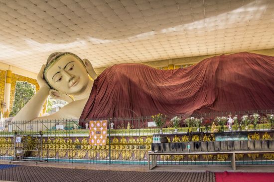 Kayah - Reise in eine verborgene Welt ab Inle Lake: A giant Buddha at Taung Kwe Paya in Loikaw
